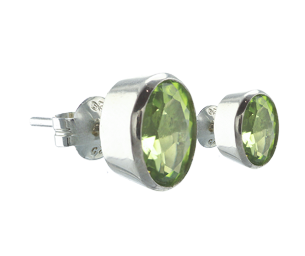 18KT WHITE GOLD EARRING PAIR SET WITH 02 PERIDOTS